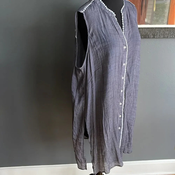 Zac & Rachel navy silky crinkle baby blue crochet trim long tunic. Button front - Picture 2 of 6